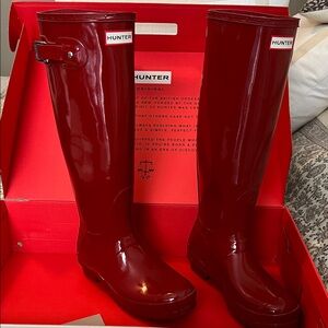 Hunter Gloss Tall Rain Boots in Military Red